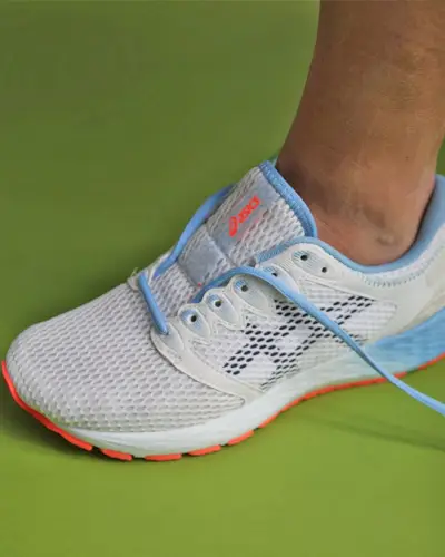 La imagen puede contener ropa Vestimenta Calzado Calzado Persona humana Zapato para correr y zapatilla deportiva
