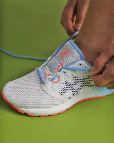 La imagen puede contener ropa Vestimenta Calzado Zapato Persona humana Zapato para correr y zapatilla deportiva