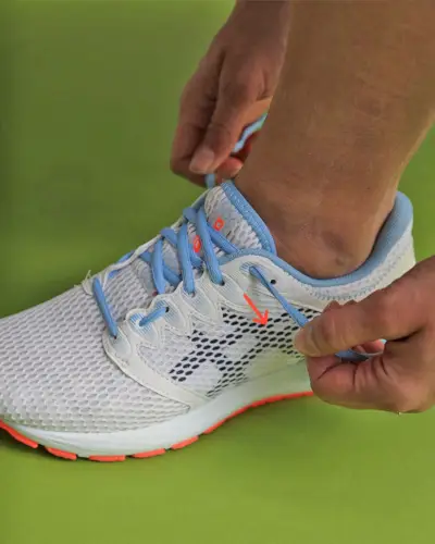 La imagen puede contener ropa calzado indumentaria zapato persona humana zapatilla de deporte y zapato para correr