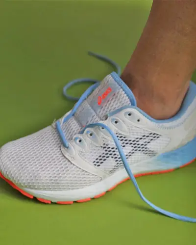 La imagen puede contener ropa Vestimenta Calzado Zapato Zapato para correr Zapatilla de deporte Humano y persona