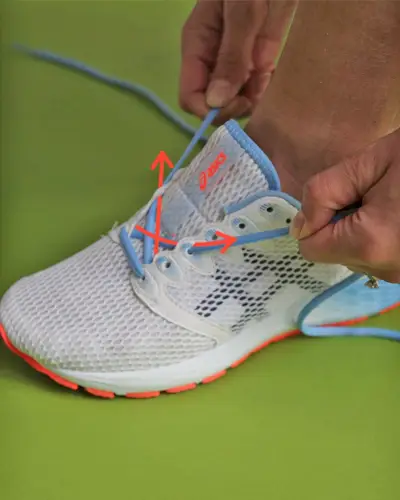 La imagen puede contener ropa Vestimenta Calzado Zapato Persona humana y Zapatilla de deporte