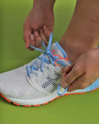 La imagen puede contener ropa Vestimenta Zapato Calzado Persona humana y Zapatilla de deporte