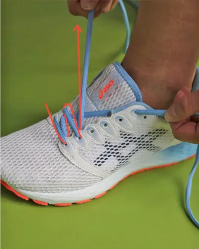 La imagen puede contener ropa Vestimenta Calzado Calzado Zapatilla de deporte Persona humana y zapato para correr
