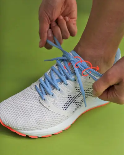 La imagen puede contener ropa Vestimenta Calzado Calzado Persona humana Zapatilla deportiva y zapato para correr
