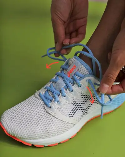 La imagen puede contener ropa calzado indumentaria zapato persona humana zapato para correr y zapatilla deportiva