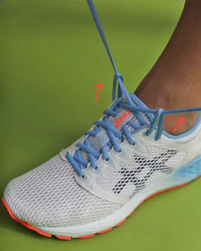 La imagen puede contener ropa calzado ropa calzado zapatillas y calzado para correr