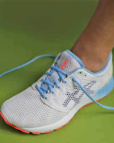 La imagen puede contener zapato Ropa Calzado Ropa Persona humana Zapato para correr y zapatilla deportiva