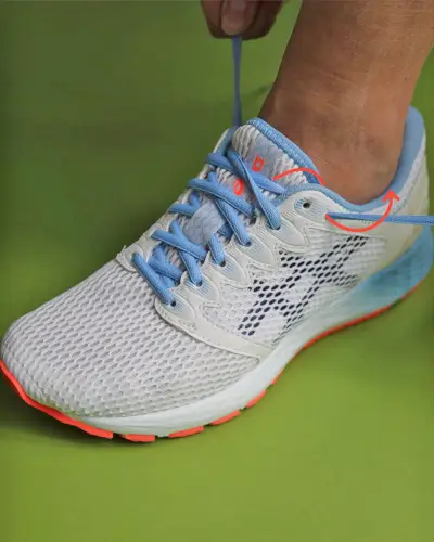 La imagen puede contener ropa calzado indumentaria zapato zapatilla zapato para correr Humano y persona