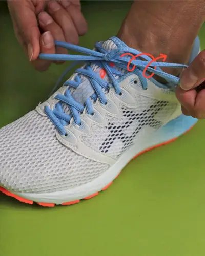 La imagen puede contener ropa calzado calzado indumentaria persona humana zapatillas y calzado para correr