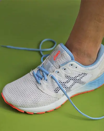 La imagen puede contener ropa Vestimenta Calzado Zapato Persona humana Zapato para correr y zapatilla deportiva
