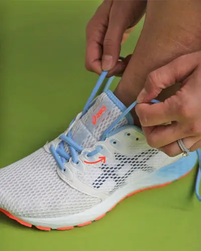 La imagen puede contener ropa Vestimenta Zapato Calzado Persona humana y Zapatilla de deporte
