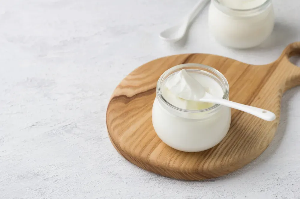 una ciotola piena di yogurt greco ad alto contenuto proteico