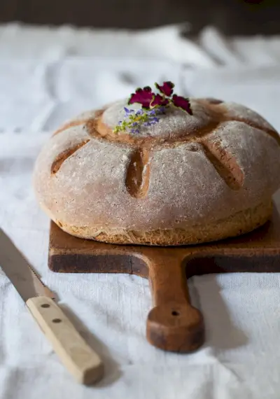 Amaranth Honey Bochník chleba na dřevěném prkénku