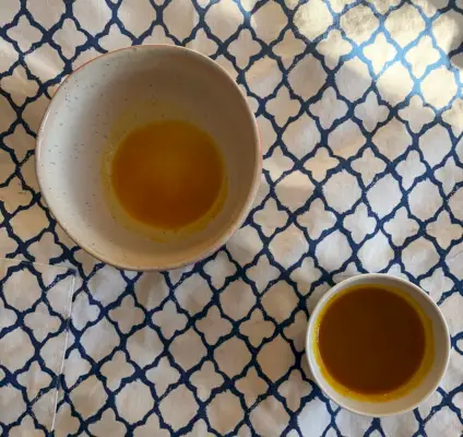 A képen kávéscsésze étel Tojás csészealj Fazekas ital és ital lehet
