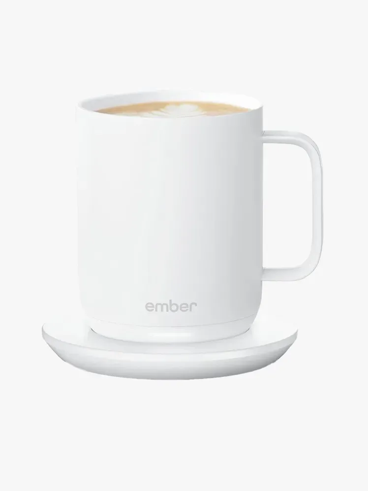 Ember Temperature Control Smart Mug 2 dalam komponen bermerek dengan latar belakang abu-abu terang