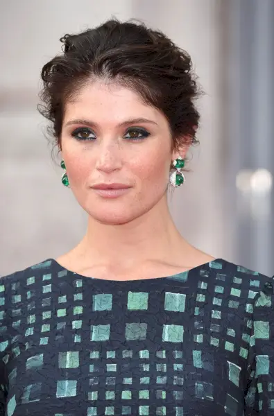 התמונה עשויה להכיל את Gemma Arterton Face אדם אנושי אביזרי ביגוד וביגוד