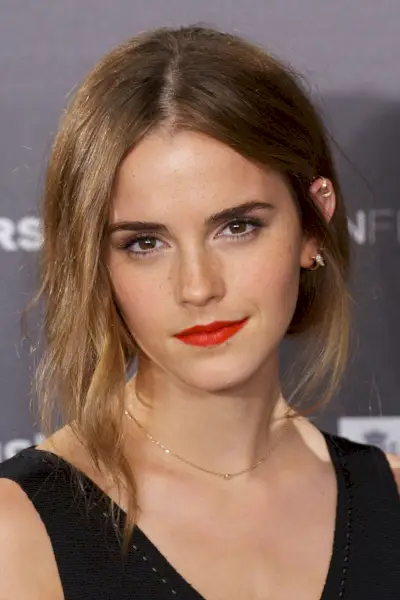 התמונה עשויה להכיל את Emma Watson Face Human Person Lipstick קוסמטיקה לעיצוב הבית תכשיטים ואביזרים