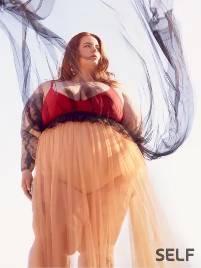 Tess Holliday i rød BH og beige skjørt