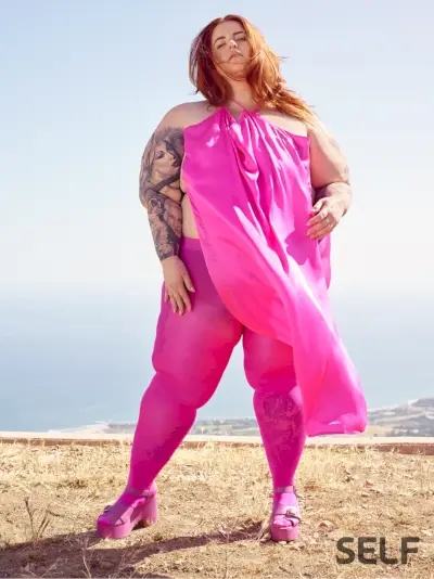 Tess Holliday pakket inn i rosa materiale