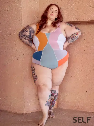 Tess Holliday i en geometrisk badedrakt