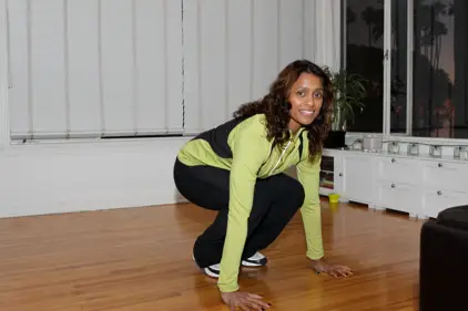 Šajā attēlā var būt ietverta Floor Wood Human Person Flooring un Hardwood