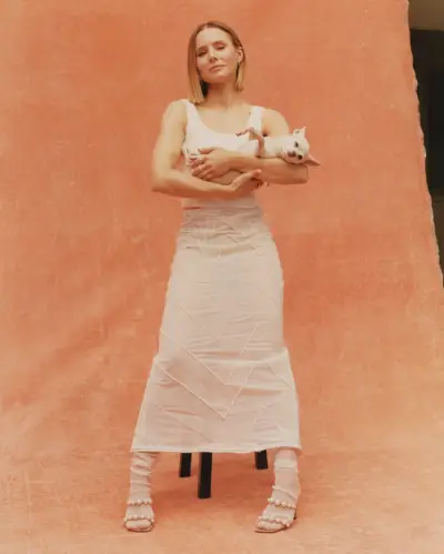 Slika može sadržavati Odjeća Kristen Bell Večernja haljina Modna haljina Ogrtač Ljudska osoba i haljina