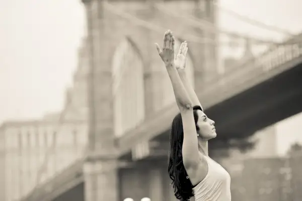 El autor practicando yoga.
