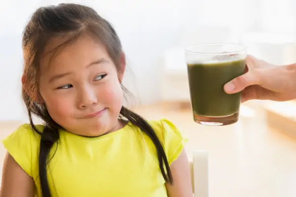 Slika može sadržavati ljudsku osobu koja pije sok i smoothie