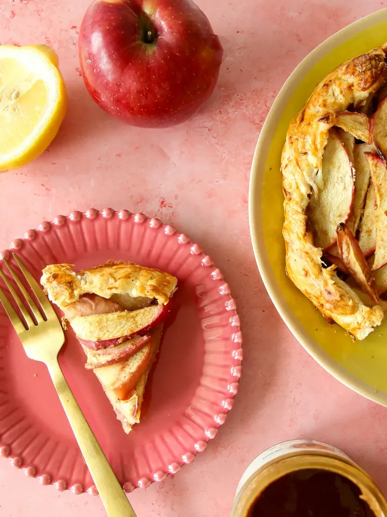 사과와 레몬을 곁들인 접시에 담긴 사과 갈레트