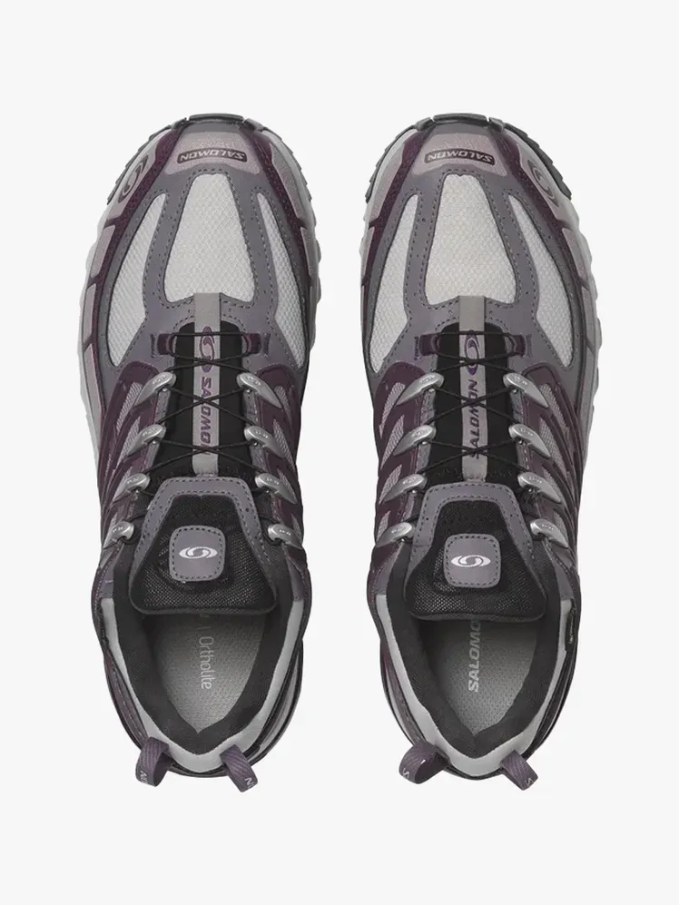 Salomon ACS PRO Gore-Tex в фірмовій складовій на світло-сірому фоні