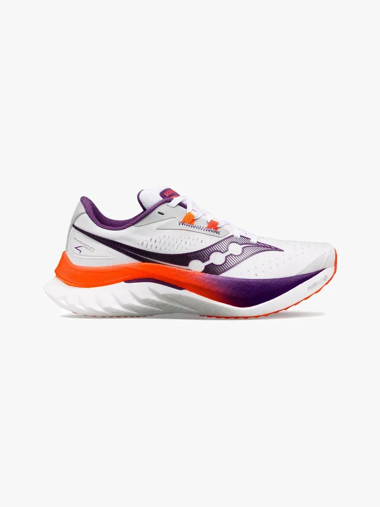 Saucony Endorfin Speed 4 ve značkovém komponentu na světle šedém podkladu