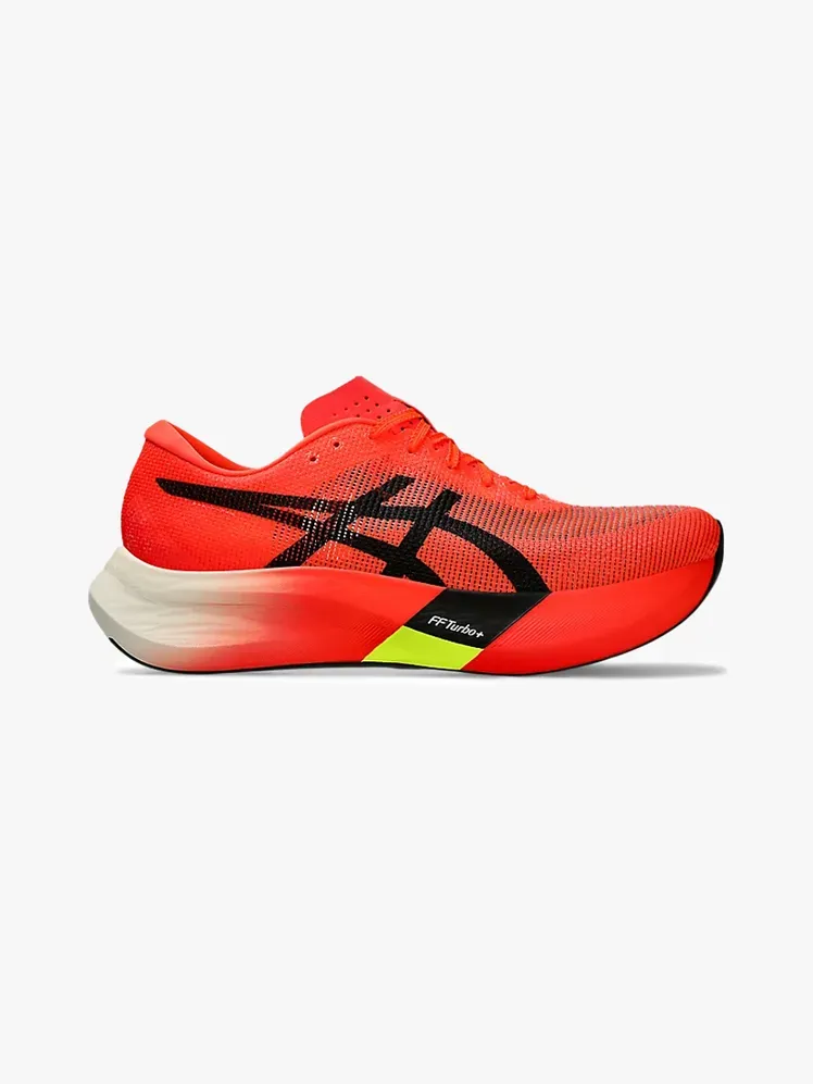 Asics Metaspeed Edge Paris ve značkovém komponentu na světle šedém pozadí