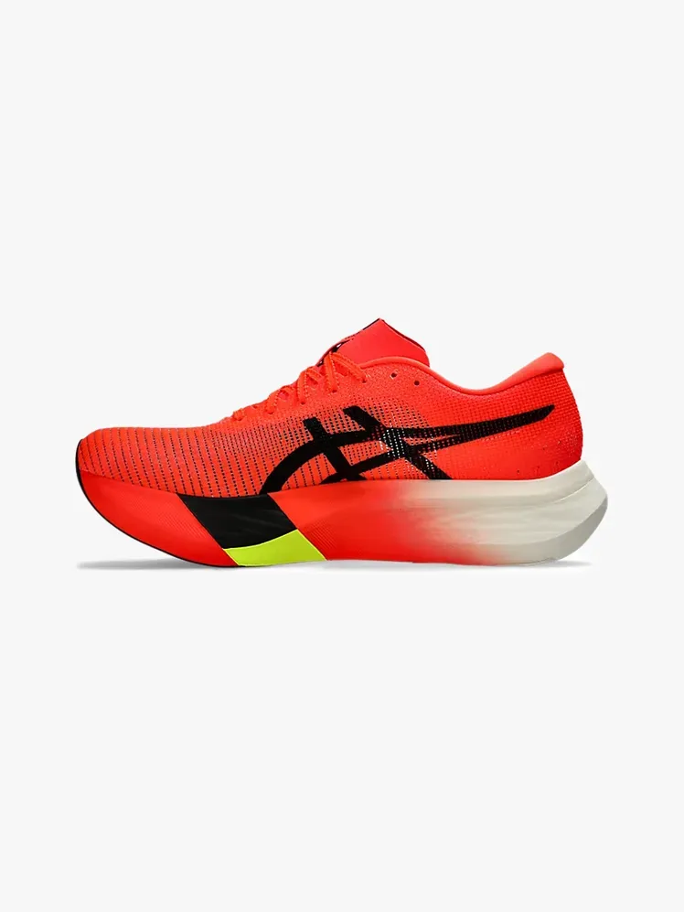 Asics Metaspeed Edge Paris ve značkovém komponentu na světle šedém pozadí