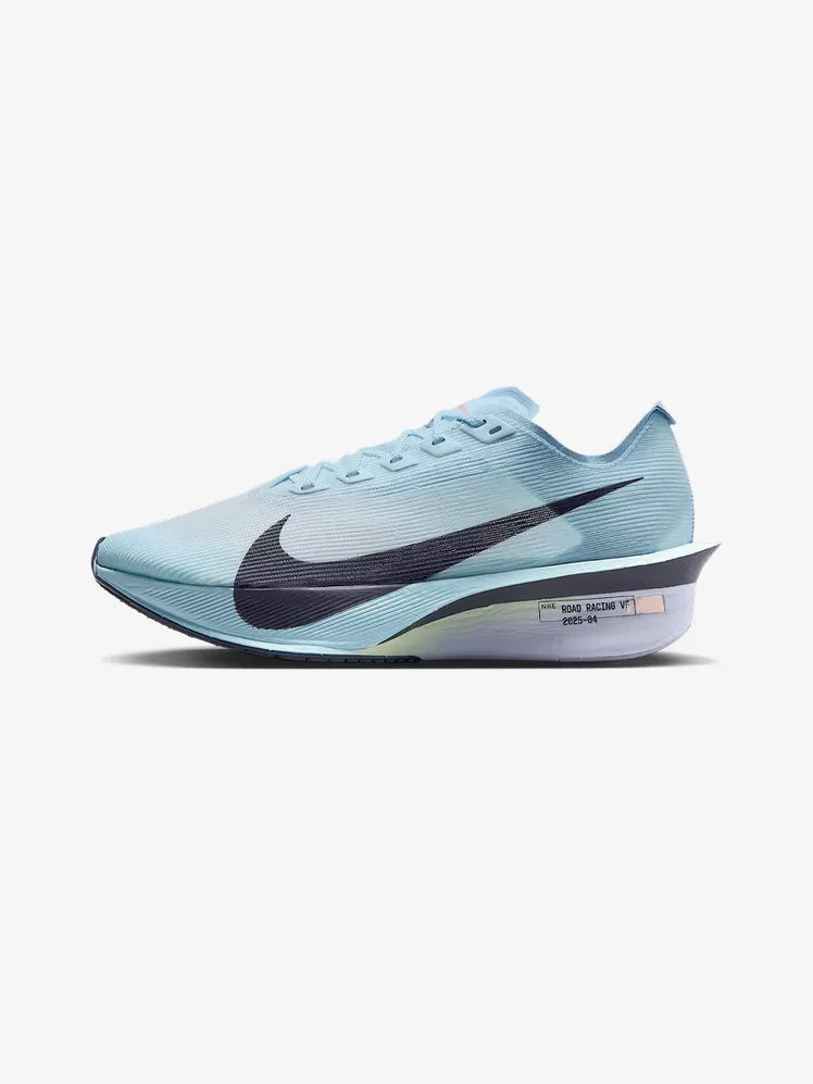 Nike Vaporfly 4 ve značkovém komponentu na světle šedém podkladu