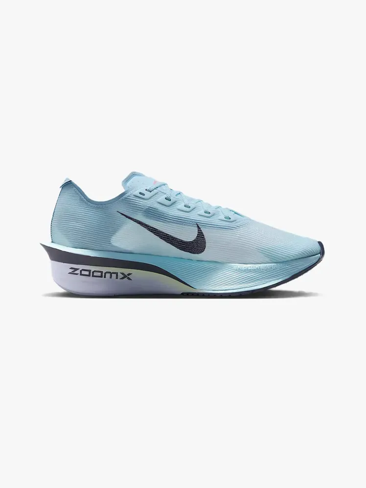 Nike Vaporfly 4 ve značkovém komponentu na světle šedém podkladu