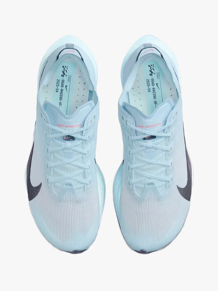 Nike Vaporfly 4 ve značkovém komponentu na světle šedém podkladu