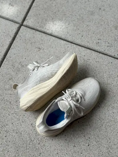 ربما تحتوي الصورة على ملابس، أحذية، أحذية وأحذية رياضية