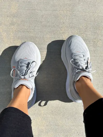 ربما تحتوي الصورة على ملابس وأحذية وأحذية رياضية وشخص