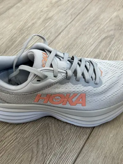 ربما تحتوي الصورة على ملابس، أحذية، أحذية وأحذية رياضية