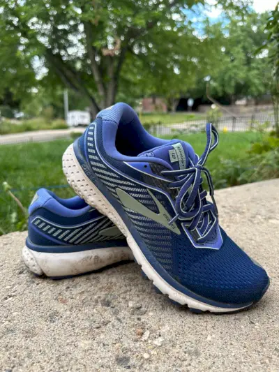 ربما تحتوي الصورة على ملابس، أحذية، أحذية، أحذية رياضية