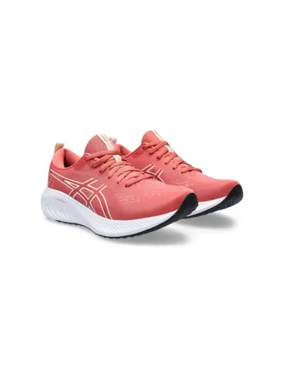 ربما تحتوي الصورة على الملابس والأحذية والأحذية الرياضية والعشب والنبات والشخص