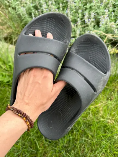 ربما تحتوي الصورة على ملابس، أحذية، أحذية، صندل، إكسسوارات، سوار ومجوهرات