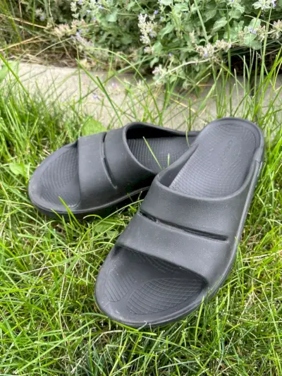 ربما تحتوي الصورة على ملابس وأحذية وأحذية وصندل