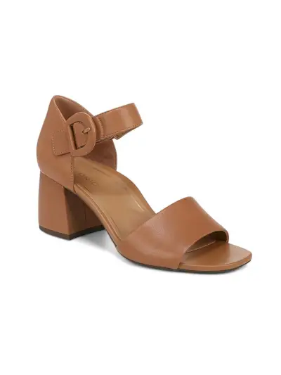 صندل شاردونيه بكعب باللون البني الدافئ على خلفية بيضاء