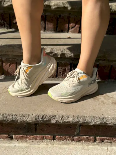 ربما تحتوي الصورة على ملابس، أحذية، أحذية رياضية، شخص ومراهق