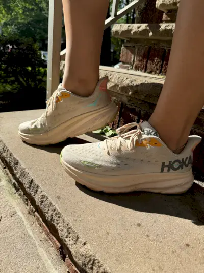 ربما تحتوي الصورة على ملابس وأحذية وأحذية رياضية وشخص