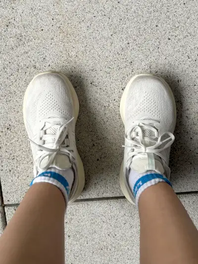 ربما تحتوي الصورة على الملابس والأحذية والأحذية الرياضية والأشخاص وحذاء الجري