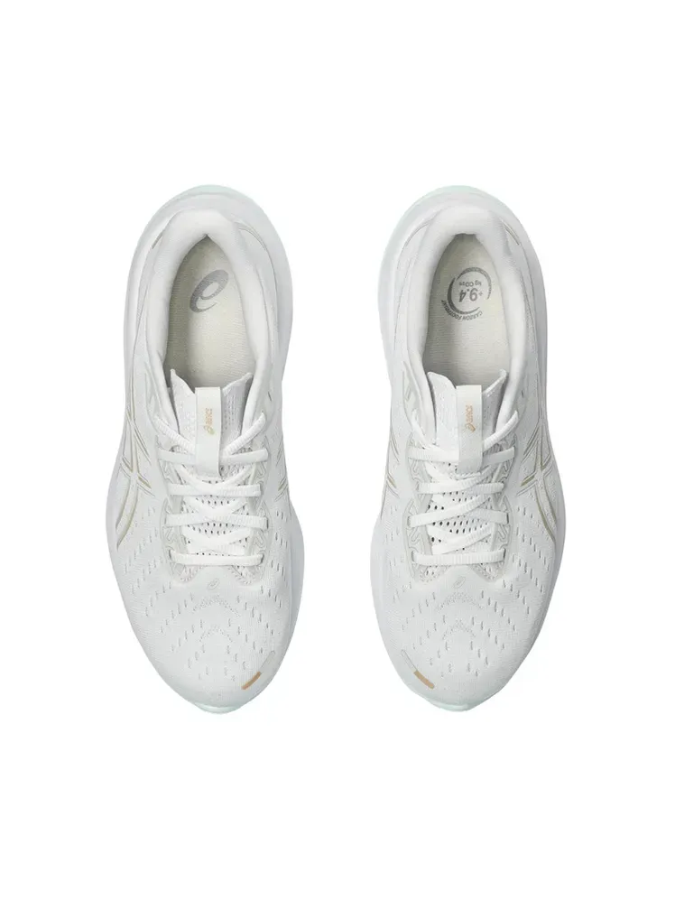 Gel-Cumulus 26 dengan warna abu-abu putih dan teal bermerek pada latar belakang putih