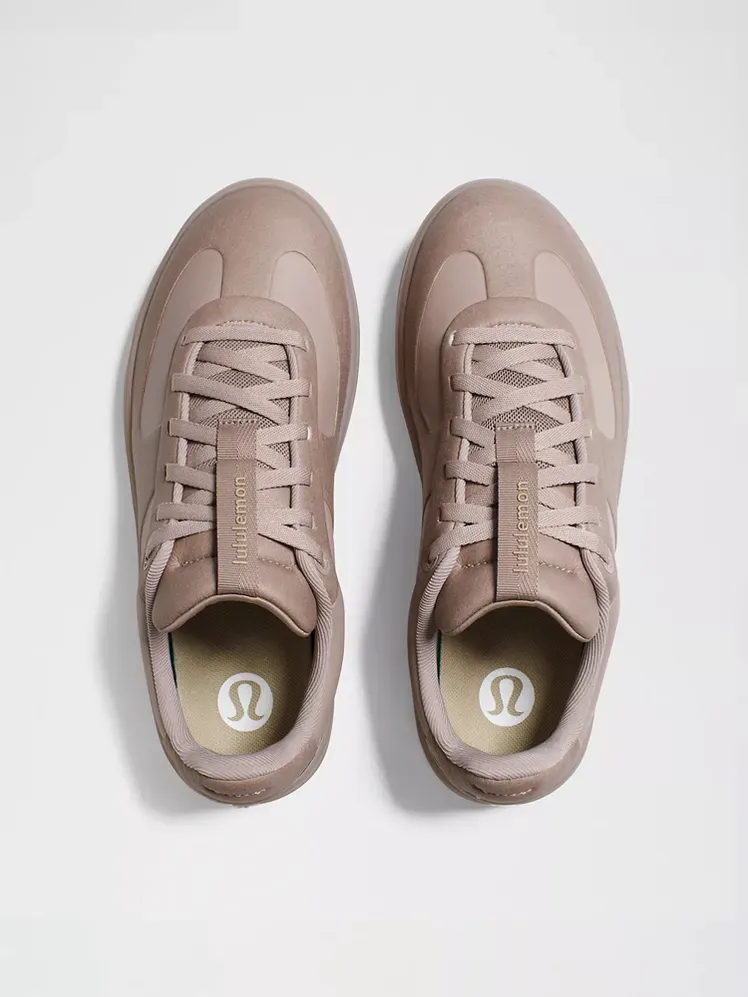 Cityverse Sneaker dengan warna ungu muda lembut bermerek dengan latar belakang abu-abu terang