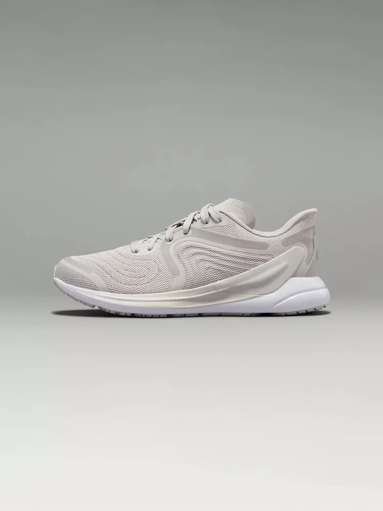 Sepatu Lari Blissfeel 2 dengan warna abu-abu lembut bermerek dengan latar belakang abu-abu tua